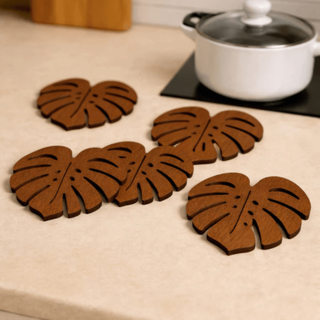 Kit Descanso de Panela e Porta-Copos Monstera – 6 Peças