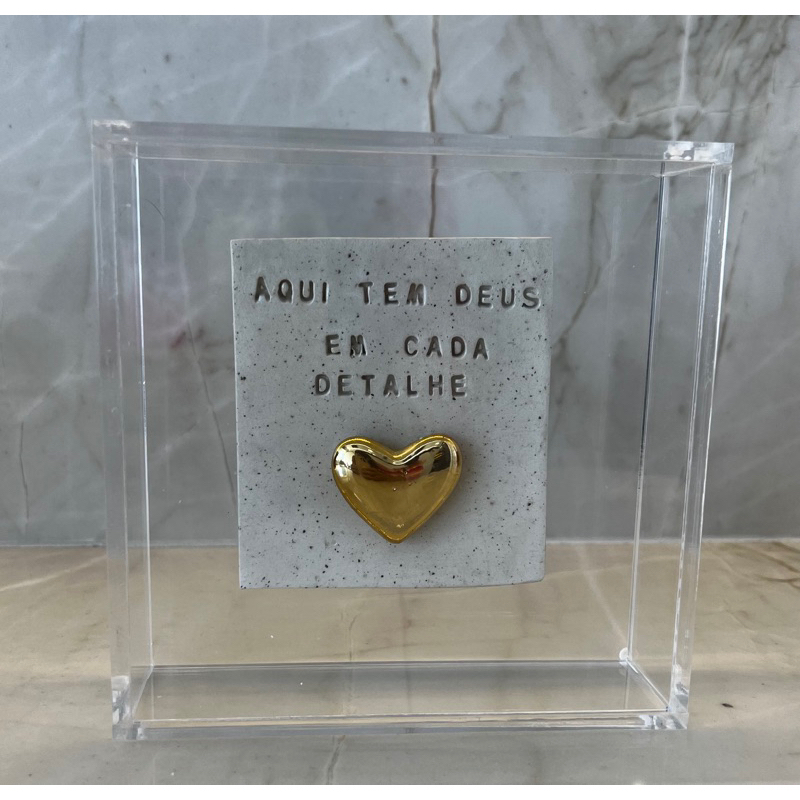 Quadro de Acrílico com Placa de Cerâmica – Aqui tem Deus em Cada Detalhe