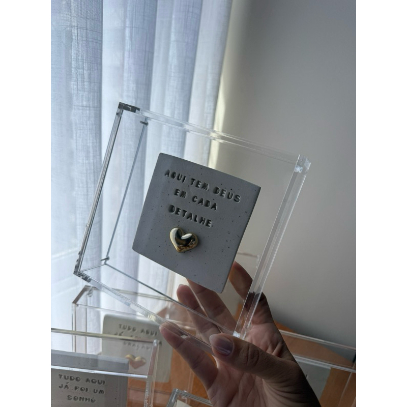 Quadro de Acrílico com Placa de Cerâmica – Aqui tem Deus em Cada Detalhe