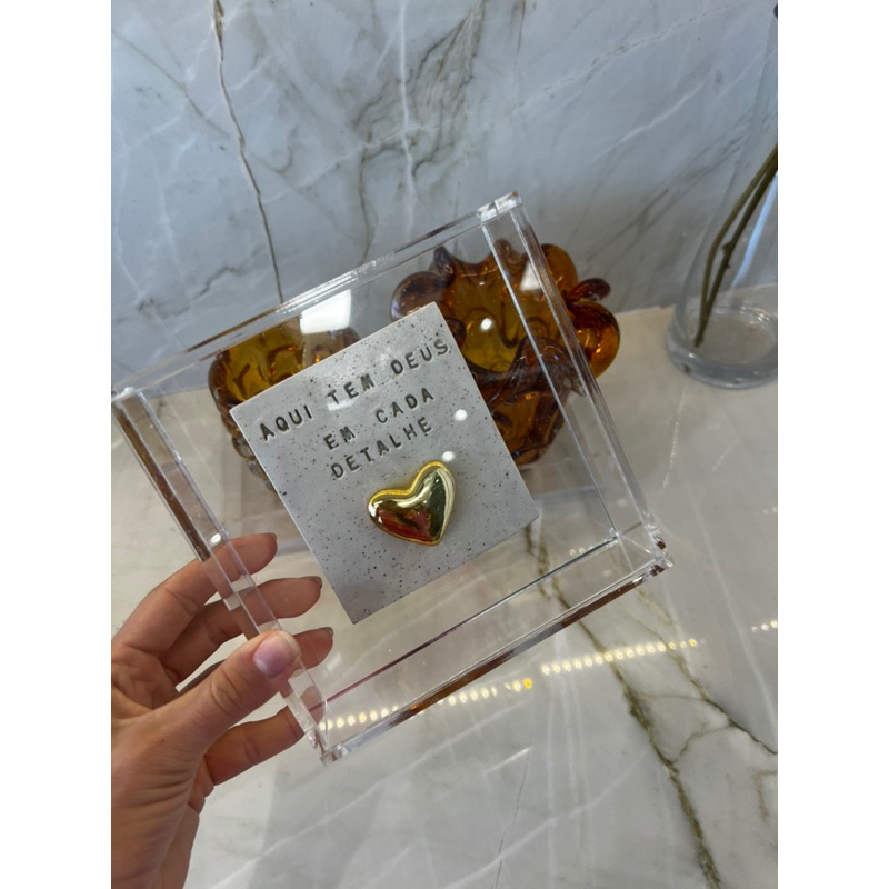 Quadro de Acrílico com Placa de Cerâmica – Aqui tem Deus em Cada Detalhe